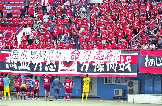  老牌劲旅波尔多降级引发球迷场外抗议风波  